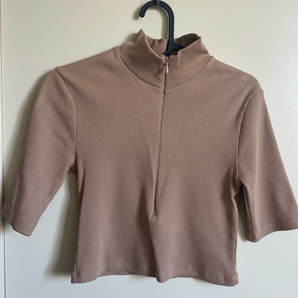 IMNOTBASIC Beige Crop S